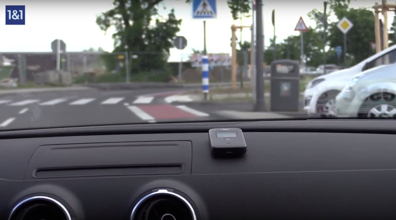 Der 1&1 Mobile WLAN-Router im Auto