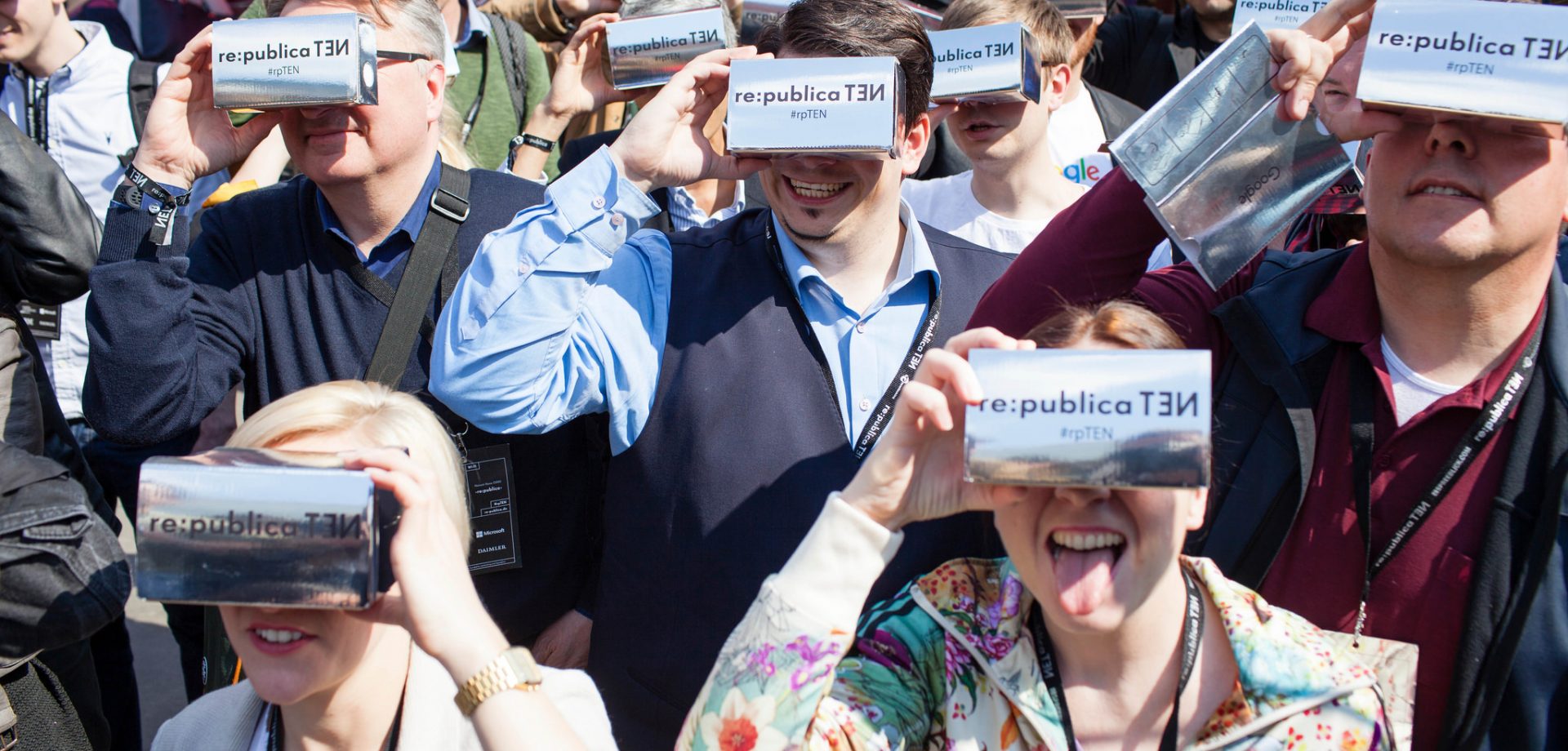 Besucher beim Google Cardboard Flashmob am 03.05.2016 auf der re:publica in Berlin. Foto: re:publica/Jan Zappner CC BY 2.0