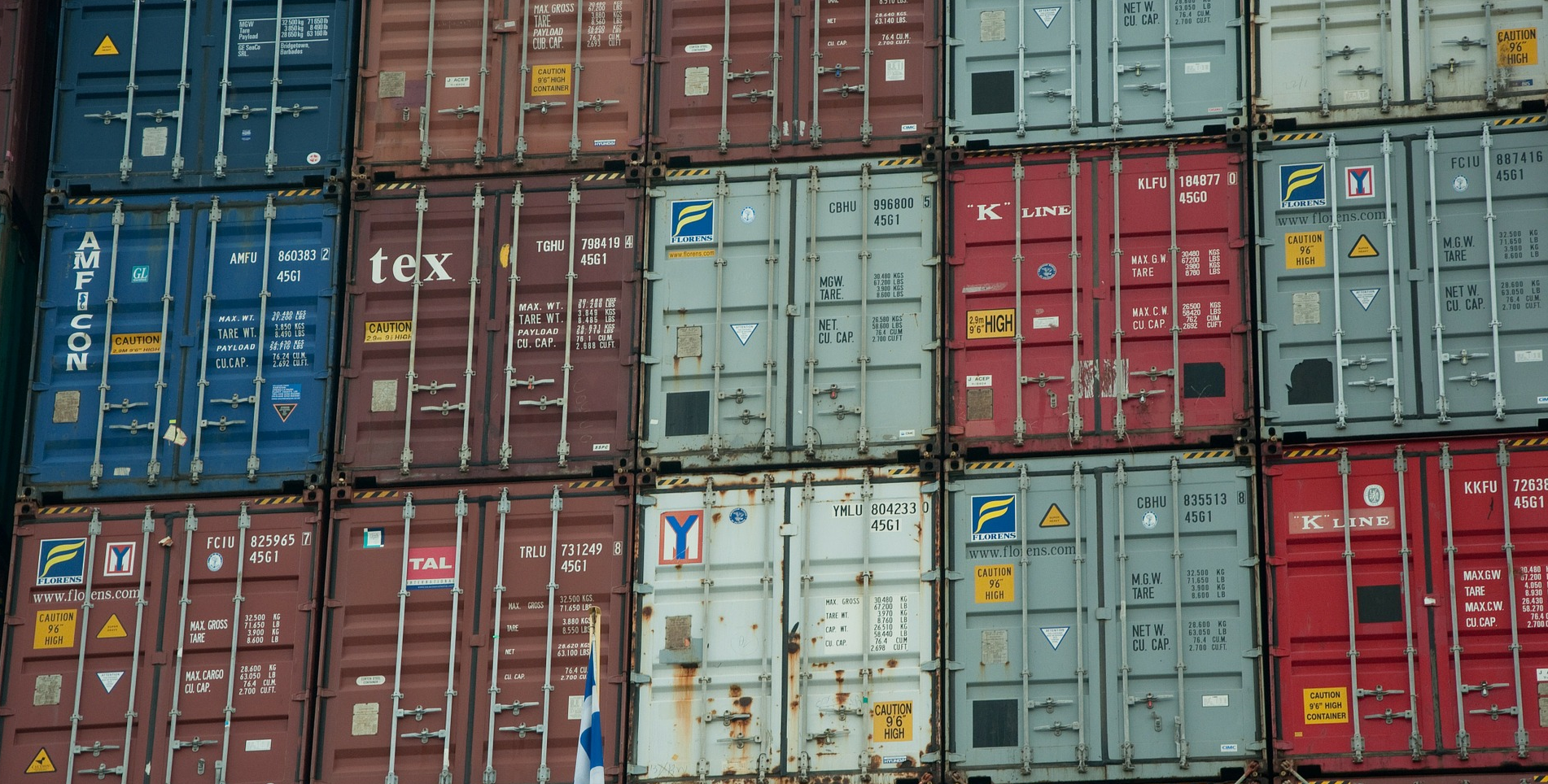 Gestapelte Container im Hafen