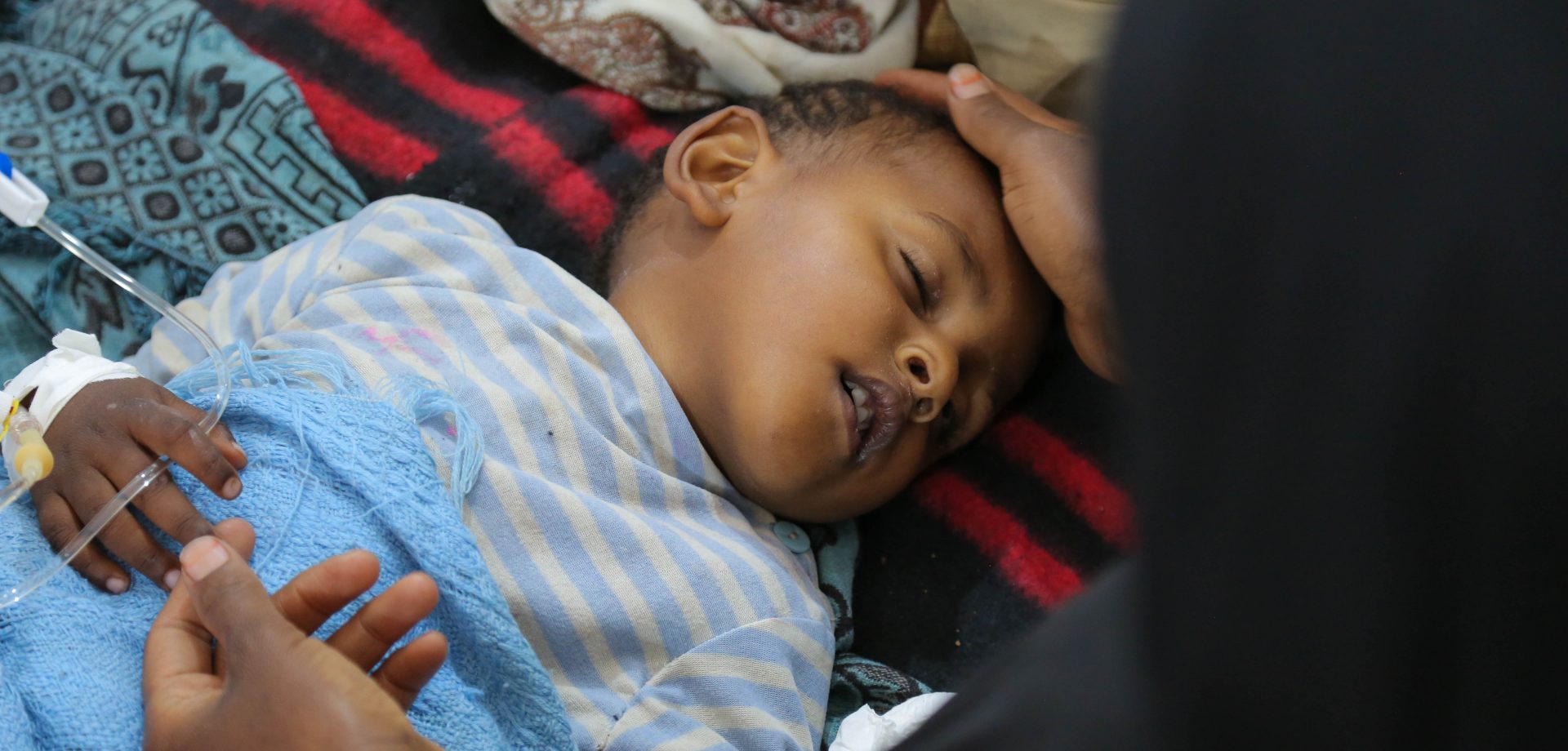 Ein kleiner Junge liegt mit schwerem Durchfall im Krankenhaus in Sanaa, Jemen.