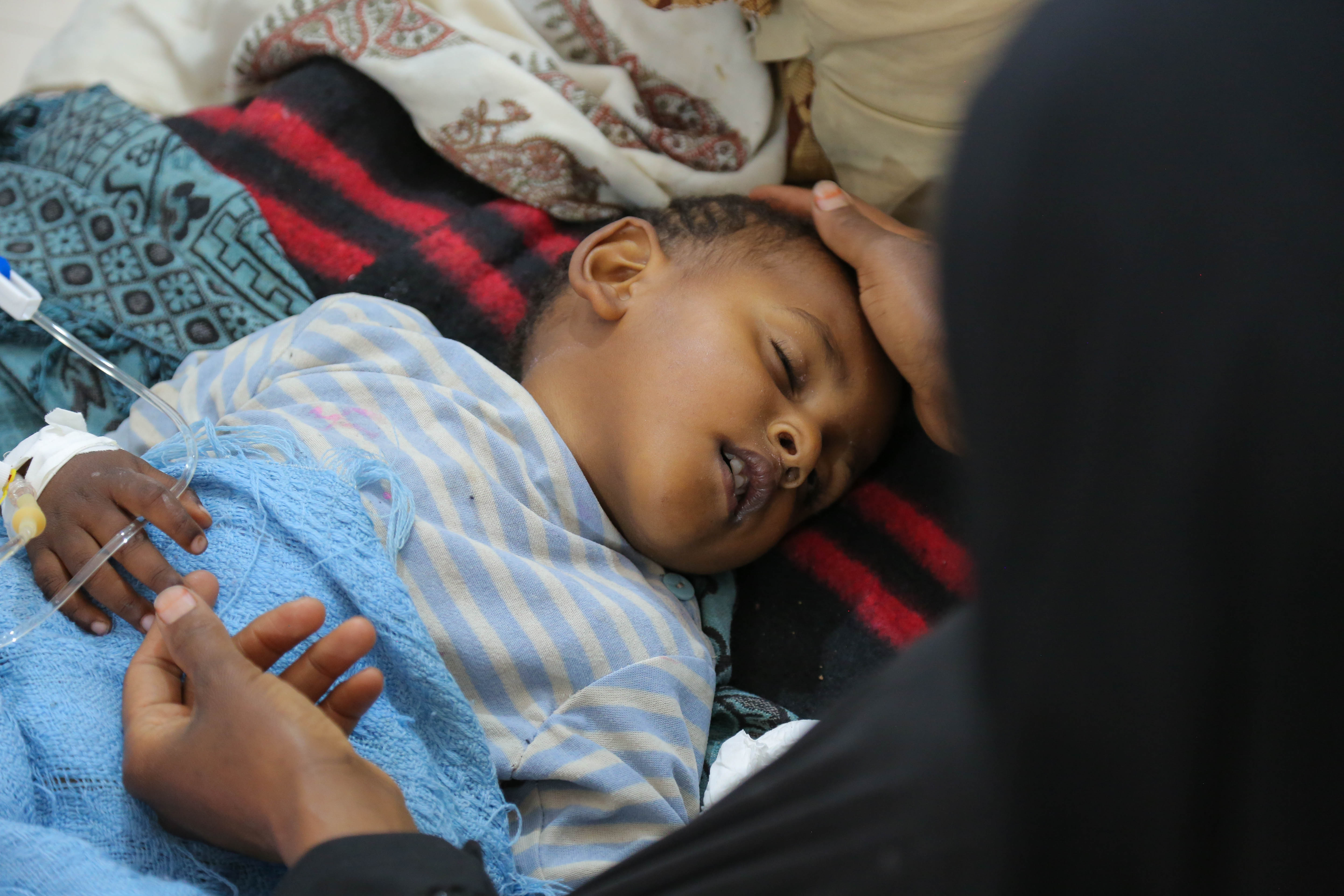Ein kleiner Junge liegt mit schwerem Durchfall im Krankenhaus in Sanaa, Jemen.