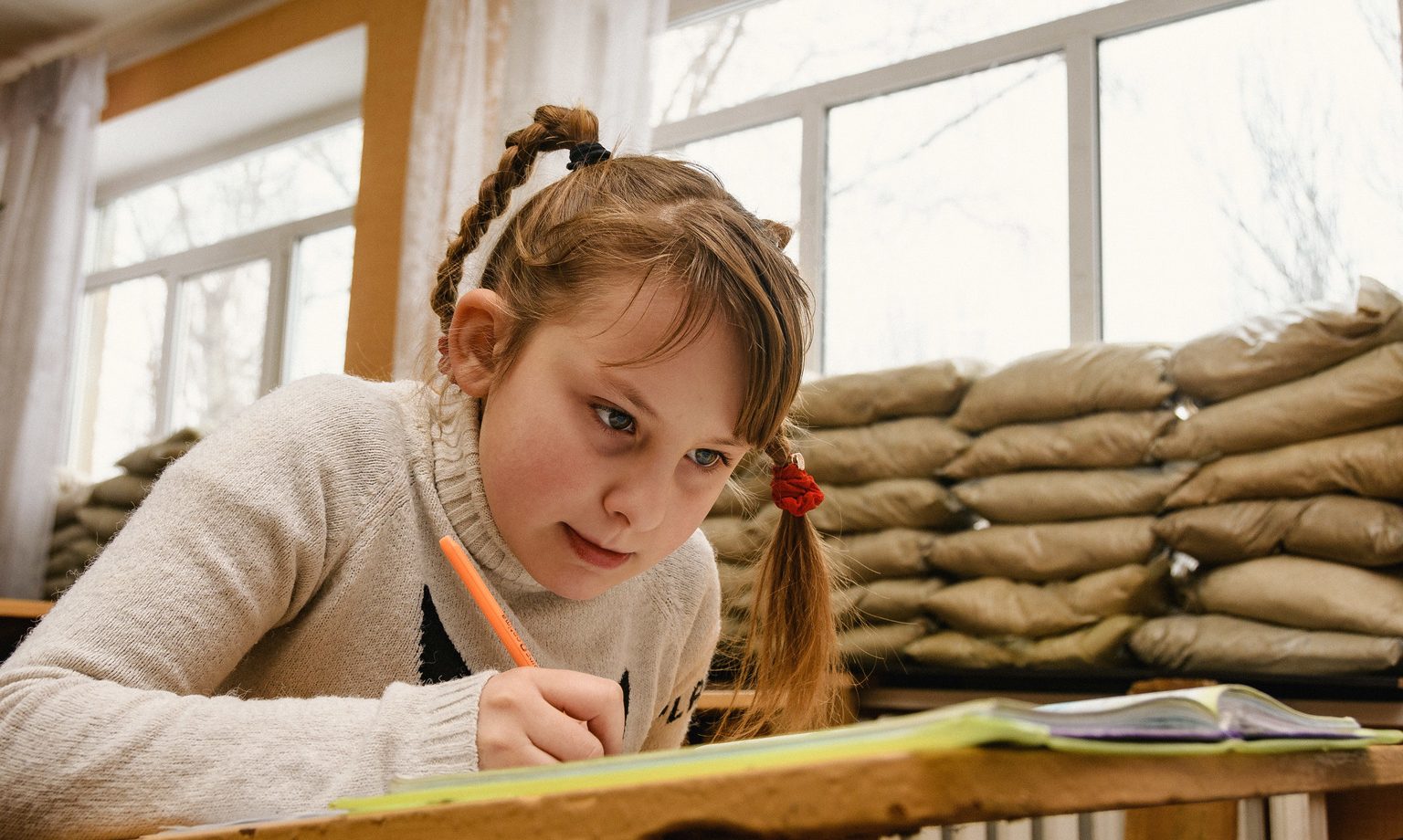 Jede fünfte Schule im Osten der Ukraine ist nach über drei Jahren Konflikt zerstört oder beschädigt. © UNICEF/UN052473/Hetman