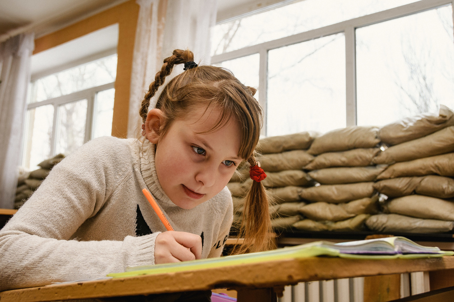 Jede fünfte Schule im Osten der Ukraine ist nach über drei Jahren Konflikt zerstört oder beschädigt. © UNICEF/UN052473/Hetman